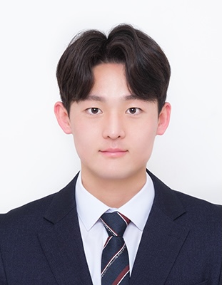 정장을 입고 캐리어를 끌고 있는 노영오
